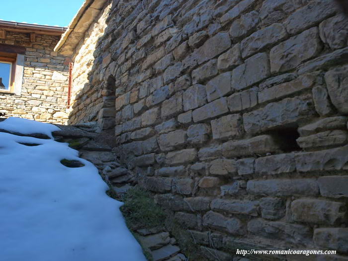 EXTERIOR DEL MURO SUR. VANO DE LOS PIES DEL TEMPLO